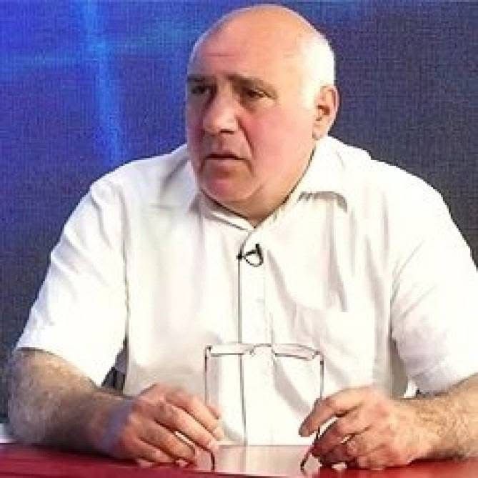 Bakı Qızlar Universiteti professor İsmayıl Kazımovu 70 illik yubileyi münasibətilə ürəkdən təbrik edir