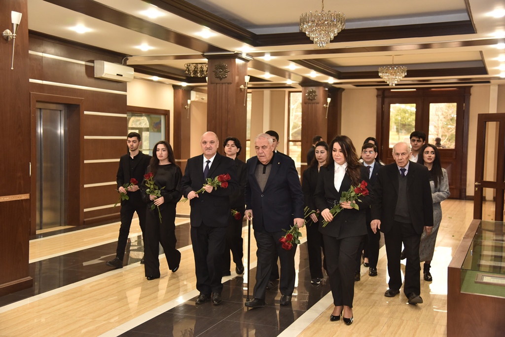 Bakı Qızlar Universitetinin tələbə fəalları fəxri fərmanlarla təltif olunublar